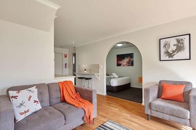 الفین متل اند سرویسد اپارتمنتز