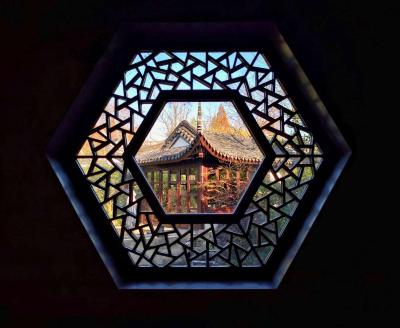 فور اسیسُنز هانگزهو ات وست لاک