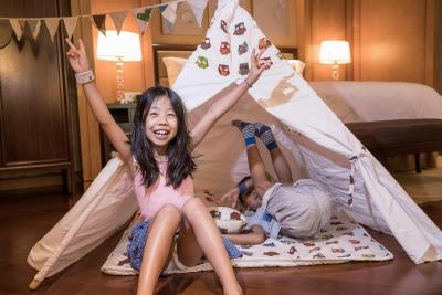 فور اسیسُنز هانگزهو ات وست لاک