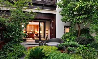 فور اسیسُنز هانگزهو ات وست لاک