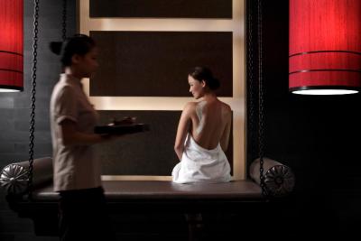 فور اسیسُنز هانگزهو ات وست لاک