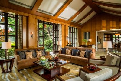 فور اسیسُنز هانگزهو ات وست لاک