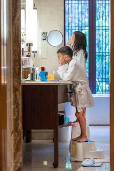 فور اسیسُنز هانگزهو ات وست لاک