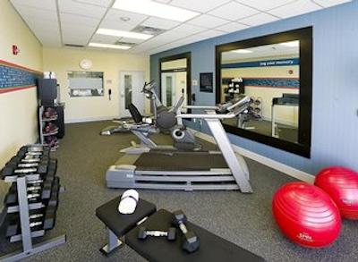 هامپتون این اند سویتز ساراسُتا/برادنتون آیرپرت