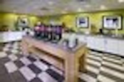 هامپتون این اند سویتز ساراسُتا/برادنتون آیرپرت