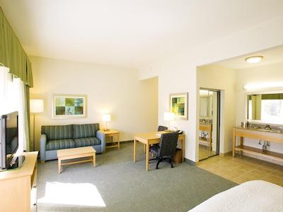 هامپتون این اند سویتز ساراسُتا/برادنتون آیرپرت