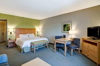 هامپتون این اند سویتز ساراسُتا/برادنتون آیرپرت