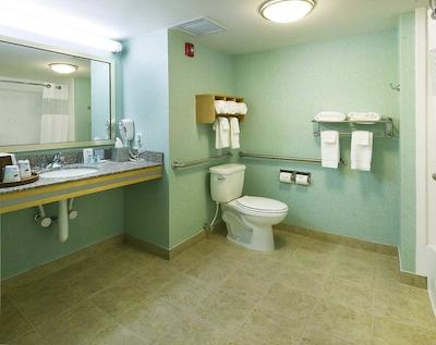 هامپتون این اند سویتز ساراسُتا/برادنتون آیرپرت