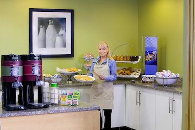 هامپتون این اند سویتز ساراسُتا/برادنتون آیرپرت