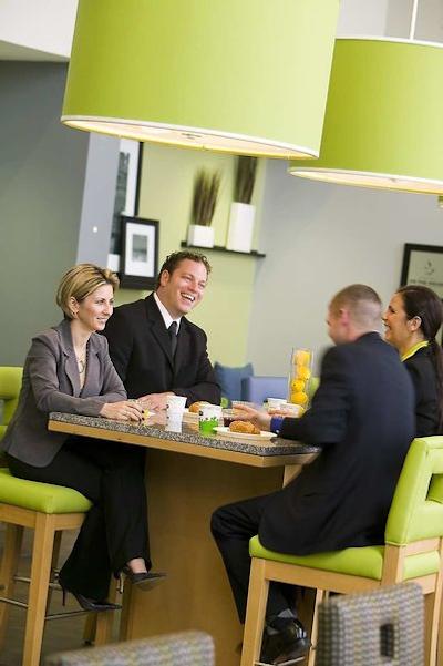 هامپتون این اند سویتز ساراسُتا/برادنتون آیرپرت