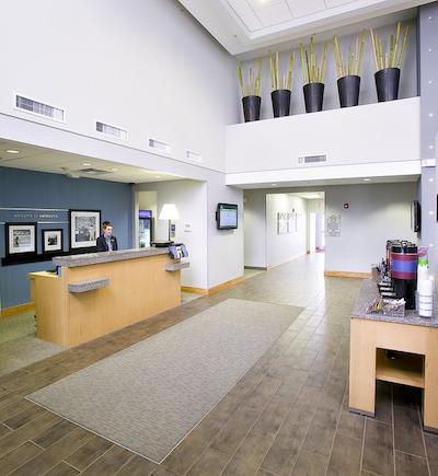 هامپتون این اند سویتز ساراسُتا/برادنتون آیرپرت