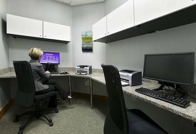 هامپتون این اند سویتز ساراسُتا/برادنتون آیرپرت