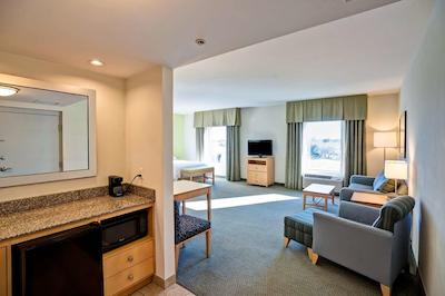 هامپتون این اند سویتز ساراسُتا/برادنتون آیرپرت