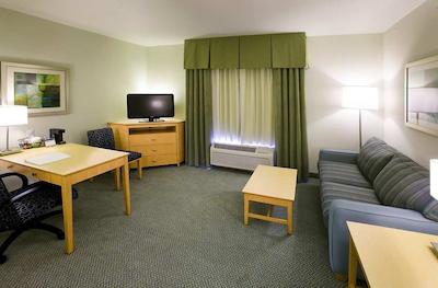 هامپتون این اند سویتز ساراسُتا/برادنتون آیرپرت