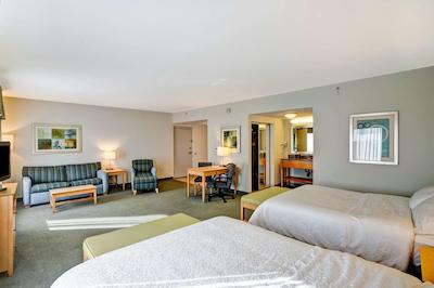 هامپتون این اند سویتز ساراسُتا/برادنتون آیرپرت