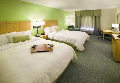 هامپتون این اند سویتز ساراسُتا/برادنتون آیرپرت