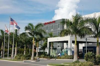 هامپتون این اند سویتز ساراسُتا/برادنتون آیرپرت