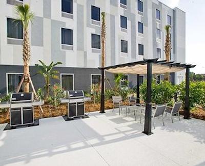 هامپتون این اند سویتز ساراسُتا/برادنتون آیرپرت