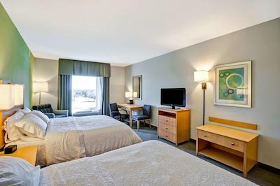 هامپتون این اند سویتز ساراسُتا/برادنتون آیرپرت