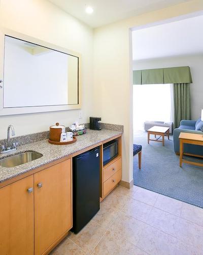 هامپتون این اند سویتز ساراسُتا/برادنتون آیرپرت