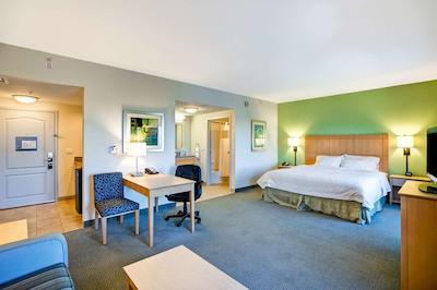 هامپتون این اند سویتز ساراسُتا/برادنتون آیرپرت