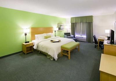 هامپتون این اند سویتز ساراسُتا/برادنتون آیرپرت