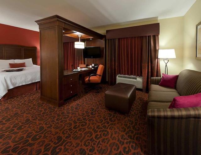 هامپتون این اند سویتز-وینستون-اسالم/ونیورسیتی اریا نک