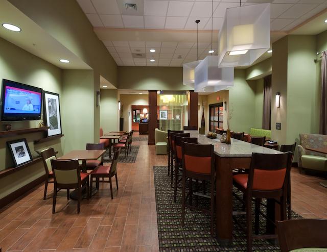 هامپتون این اند سویتز-وینستون-اسالم/ونیورسیتی اریا نک