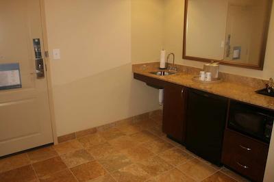 هامپتون این اند سویتز-وینستون-اسالم/ونیورسیتی اریا نک