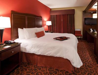 هامپتون این اند سویتز-وینستون-اسالم/ونیورسیتی اریا نک