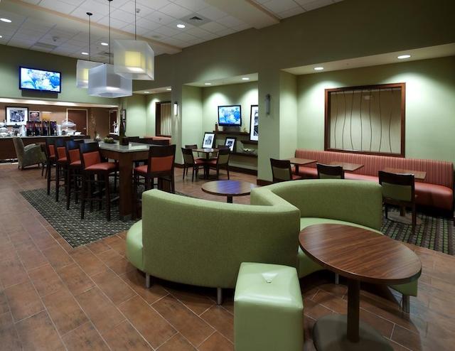 هامپتون این اند سویتز-وینستون-اسالم/ونیورسیتی اریا نک