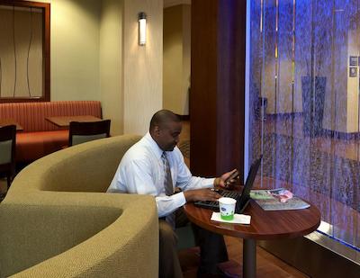 هامپتون این اند سویتز-وینستون-اسالم/ونیورسیتی اریا نک