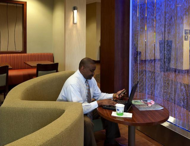 هامپتون این اند سویتز-وینستون-اسالم/ونیورسیتی اریا نک