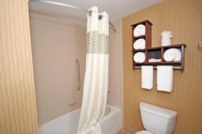 هامپتون این اند سویتز-وینستون-اسالم/ونیورسیتی اریا نک