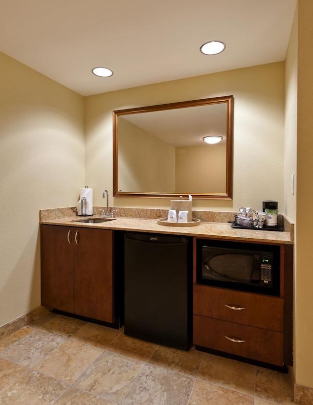 هامپتون این اند سویتز-وینستون-اسالم/ونیورسیتی اریا نک