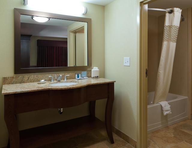 هامپتون این اند سویتز-وینستون-اسالم/ونیورسیتی اریا نک