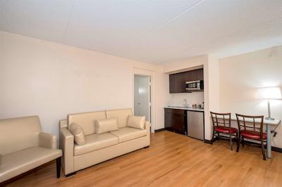 رد روف پلوز- اند سویتز ناکسویل وست-سدار بلوف