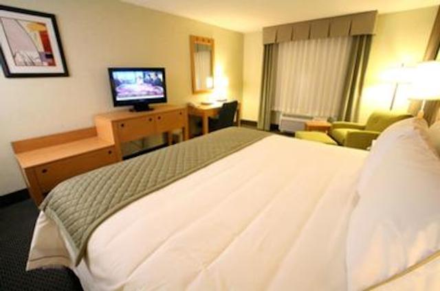 هلید این اکسپرز هتل اند سویتز منتری ارپورتو