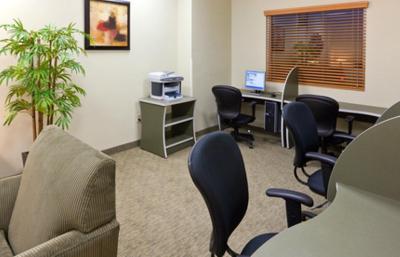 هلید این اکسپرز هتل اند سویتز منتری ارپورتو