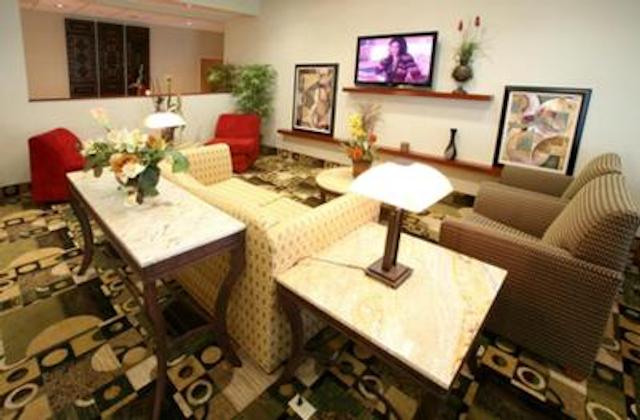 هلید این اکسپرز هتل اند سویتز منتری ارپورتو