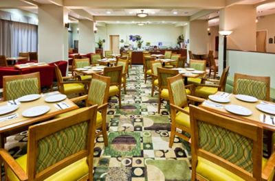 هلید این اکسپرز هتل اند سویتز منتری ارپورتو