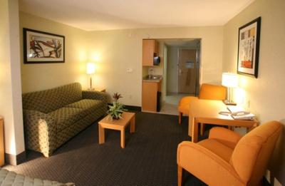 هلید این اکسپرز هتل اند سویتز منتری ارپورتو