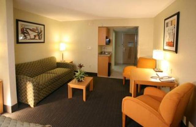 هلید این اکسپرز هتل اند سویتز منتری ارپورتو