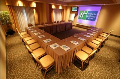 هلید این اکسپرز هتل اند سویتز منتری ارپورتو