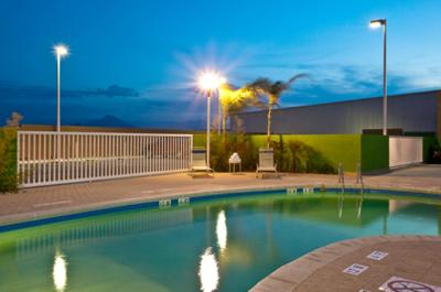 هلید این اکسپرز هتل اند سویتز منتری ارپورتو