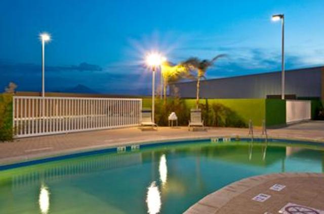 هلید این اکسپرز هتل اند سویتز منتری ارپورتو