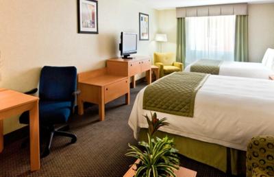 هلید این اکسپرز هتل اند سویتز منتری ارپورتو