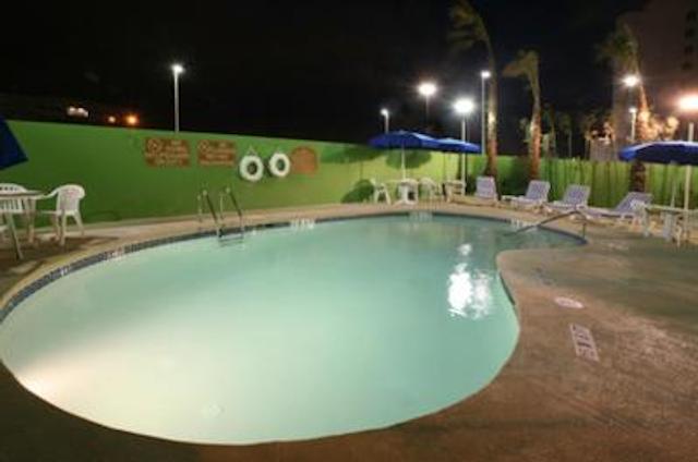 هلید این اکسپرز هتل اند سویتز منتری ارپورتو