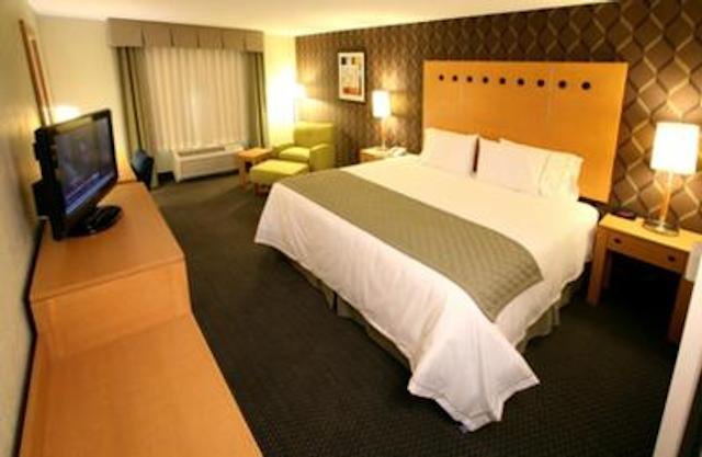 هلید این اکسپرز هتل اند سویتز منتری ارپورتو