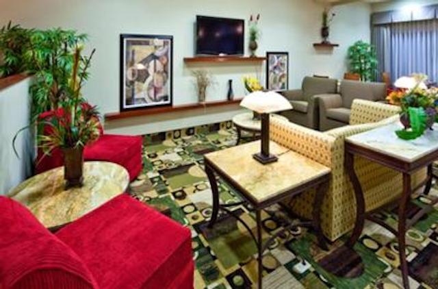 هلید این اکسپرز هتل اند سویتز منتری ارپورتو